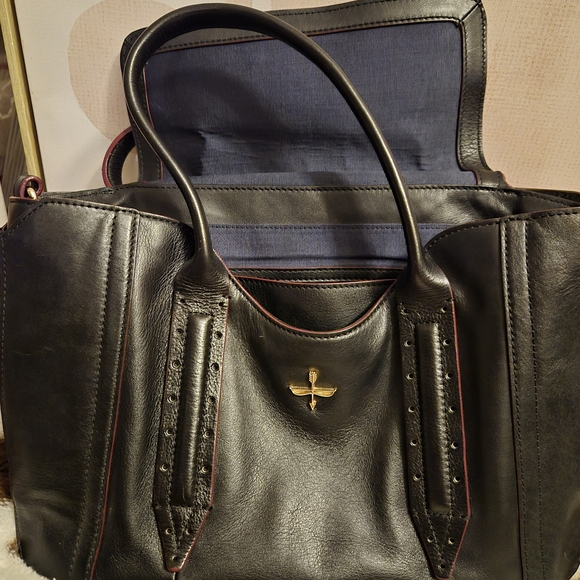 Elegant Black Leather Handbag - Picture 3 of 14